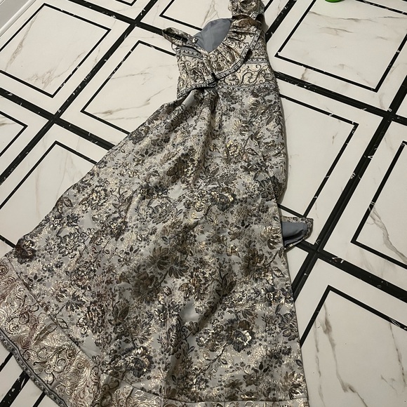 Gown with attached train - Picture 3 of 5